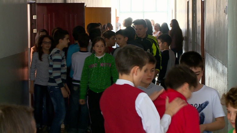 Elevii si prescolarii s-au intors la cursuri Imagine