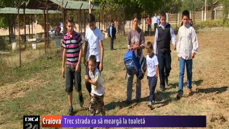 Elevii unei scoli din Dolj trec strada ca sa mearga la toaleta Imagine
