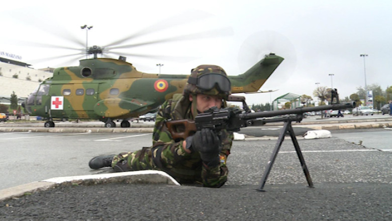 Elicopter in parcarea unui mall Imagine