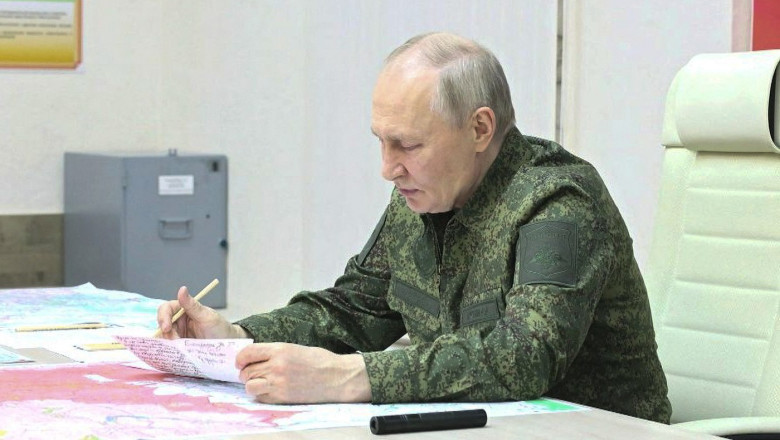 Elicopterul lui Putin ar fi fost prins intr-un atac cu drone ucrainene in timpul vizitei sale la Kursk, potrivit unui comandant rus Imagine