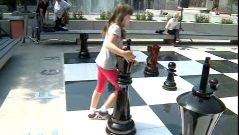 Elisabeta Polihroniade a facut prima mutare pe cea mai mare tabla de sah, cu piese de zeci de kilograme, in Vaslui Imagine