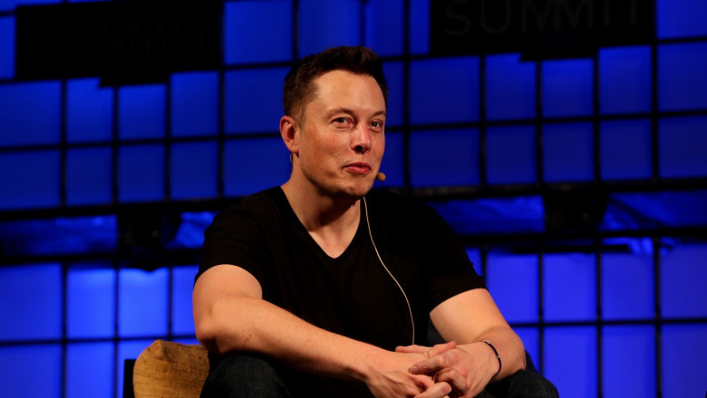 Elon Musk, cunoscut pentru opiniile sale impotriva imigratiei, a lucrat ilegal in SUA dupa ce a renuntat la scoala Imagine