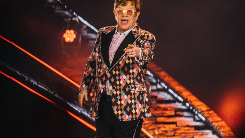 Elton John isi vinde garderoba personala pe eBay. Banii vor fi folositi „pentru a pune capat stigmatizarii LGBTQ+" Imagine