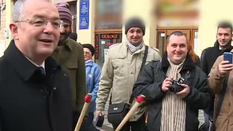 Emil Boc a cantat la tambal si la un pian african Imagine