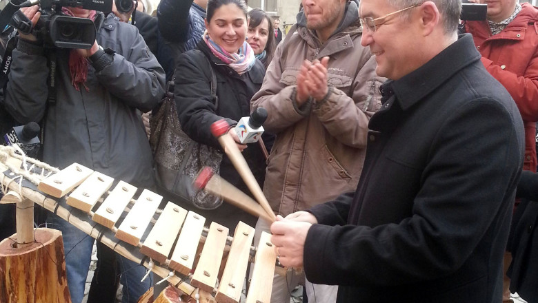 Emil Boc, muzician de ocazie in centrul Clujului Imagine
