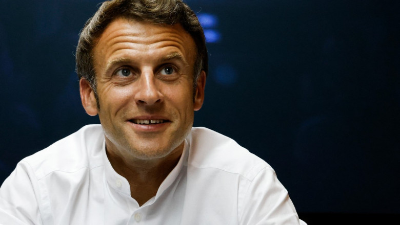 Emmanuel Macron a iesit pe mare intr-o canoe, la bustul gol. Detaliul care le-a atras atentia francezilor Imagine