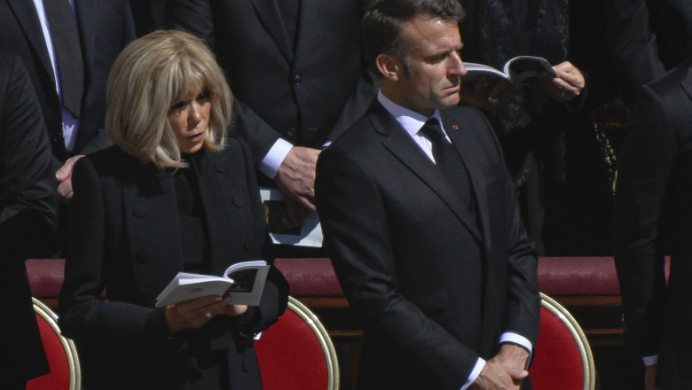 Emmanuel Macron, acuzat ca se amesteca in treburile conclavului, pentru alegerea noului papa Imagine