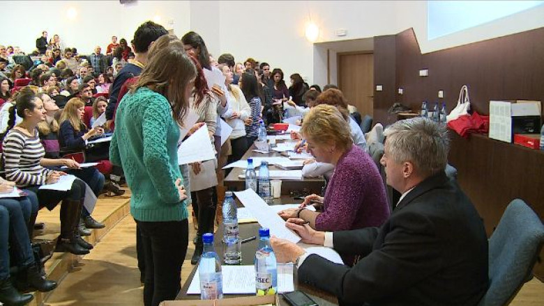 Emotii pentru tinerii medici. Rezidentii si-au ales astazi specializarea Imagine