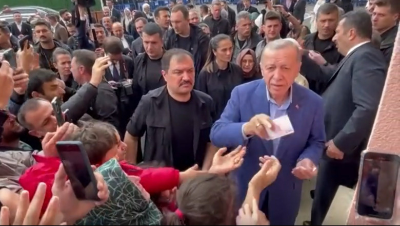 „Erdoban“. Presedintele Turciei le-a dat oamenilor cate 10 dolari in fata unei sectii de votare Imagine