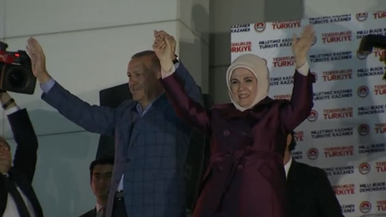 Erdogan s-a rugat intr-o moschee, asemenea fostilor sultani inainte de urcarea pe tron Imagine