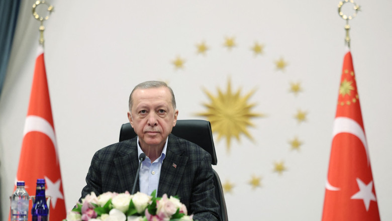 Erdogan si-a anulat a 3-a zi la rand deplasarea in campanie electorala. Presedintele bolnav a inaugurat un pod prin videoconferinta Imagine