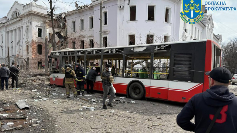Erou la 13 ani. Un adolescent a scapat dintr-un autobuz in flacari si a salvat alte persoane in urma atacului rus de Florii, din Sumi Imagine