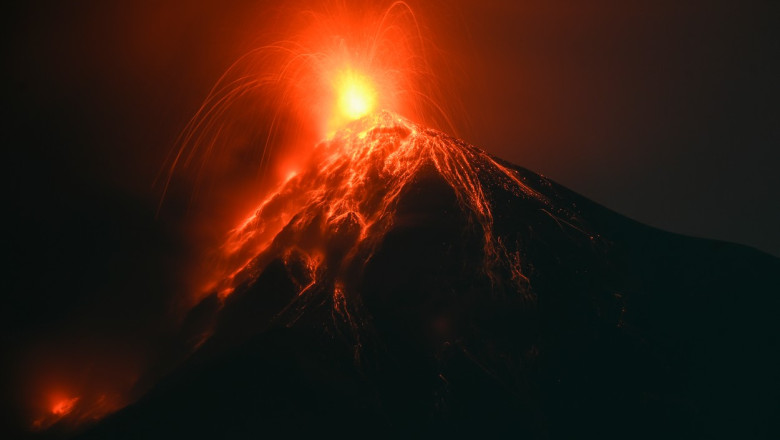 Eruptie spectaculoasa a Vulcanului Fuego. Coloanele de cenusa se ridica la peste doi kilometri, iar cel mai mare aeroport a fost inchis Imagine