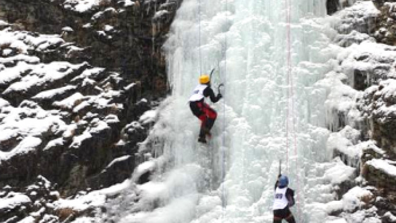 Escalada pe Valul Miresei, dupa ce cascada a inghetat Imagine