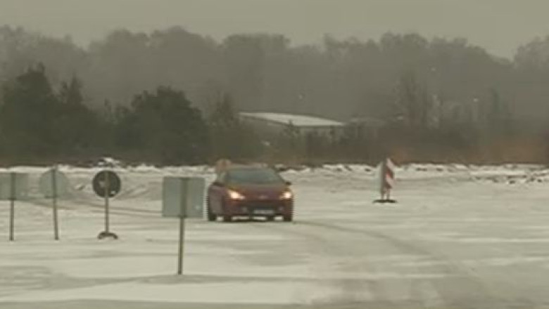 Estonienii de pe insule ajung pe continent cu masina pe un drum de gheata Imagine