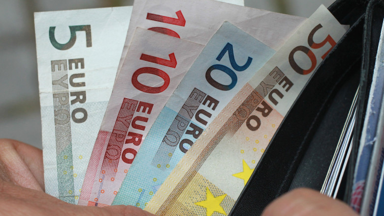 Euro a coborat la cel mai scazut nivel din ultimii noua ani fata de dolar Imagine