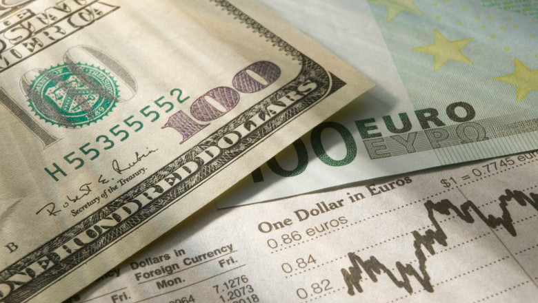 Euro a valorat miercuri pentru scurt timp mai putin de un dolar Imagine