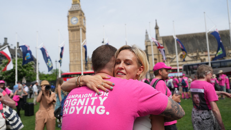 Eutanasia, aproape de legalizare in Marea Britanie. Proiectul de lege a trecut de primul vot in Parlament Imagine