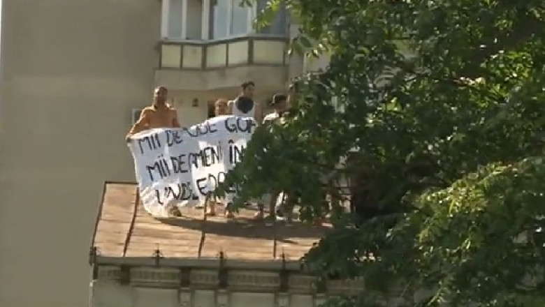 Evacuare cu scandal in centrul Bucurestiului. Cativa romi s-au urcat pe o casa in semn de protest Imagine
