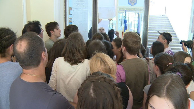 Evaluarea Nationala: s-au afisat rezultatele. Vezi imagini cu elevi si parinti fericiti in Timis! Imagine