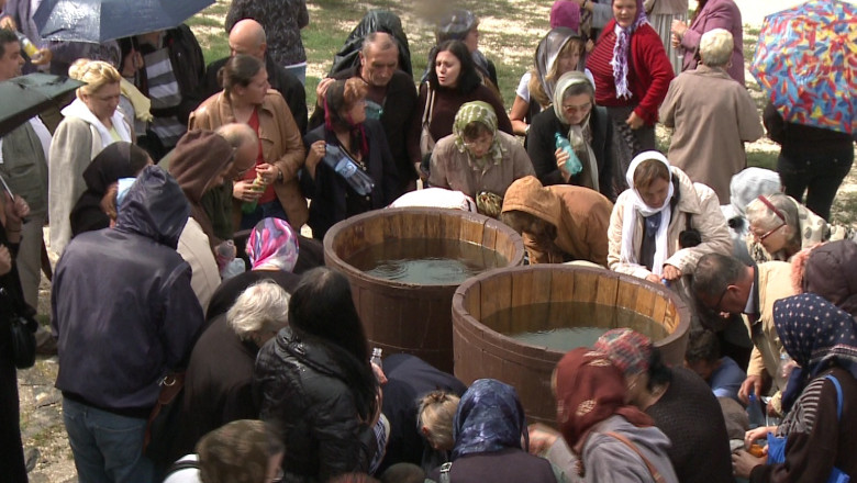 Evlavie si imbulzeala, la Dervent. Sute de credinciosi s-au rugat, dar si-au dat si coate pentru aghiazma Imagine