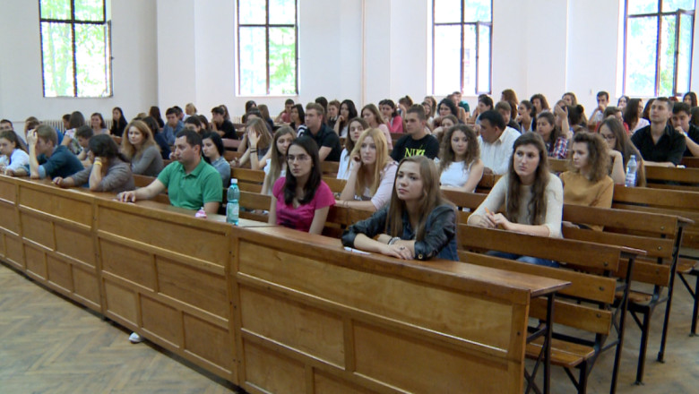 Examen la Drept. Candidatii au dat un test grila cu intrebari de gramatica si vocabular Imagine