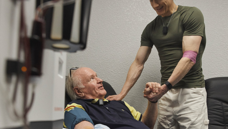 Excentricul milionar care cheltuieste sume colosale sa ramana mereu tanar spune ca tatal sau a intinerit cu 25 de ani Imagine