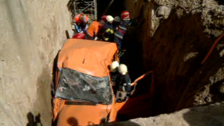 EXCLUSIV. O masina a picat in pasajul de la Fundatie Imagine