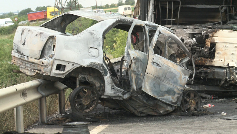 EXCLUSIV. Un ofiter SRI Bihor a murit carbonizat in propria masina, dupa ce s-a ciocnit de o autoutilitara Imagine