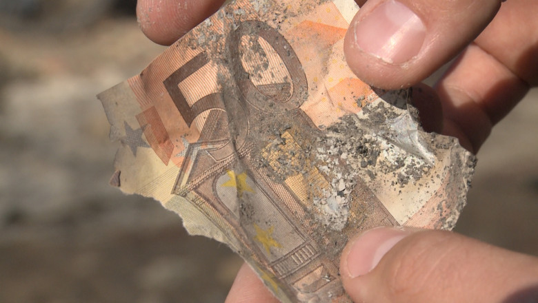 EXCLUSIVITATE. 330.000 de euro falsi, gasiti la un barbat care a incercat sa cumpere mancare cu o bancnota contrafacuta. A fost prins de jandarmi Imagine