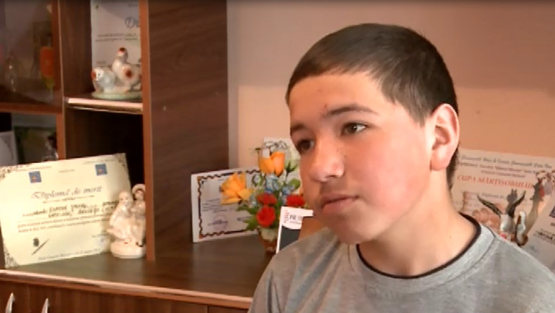 Exemplu de ambitie la Iasi: Doi elevi olimpici muncesc din greu la camp alaturi de parinti Imagine