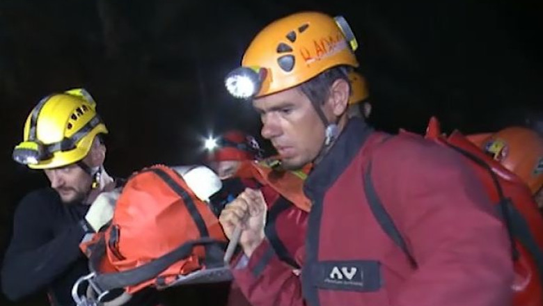 Exercitiu de salvare, in pestera. Au participat peste 40 de persoane, organizate in noua echipe Imagine