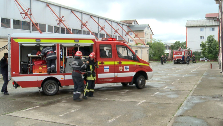 Exercitiu de salvare in scoala. 50 de pompieri au participat la simularea unei situatii de urgenta Imagine