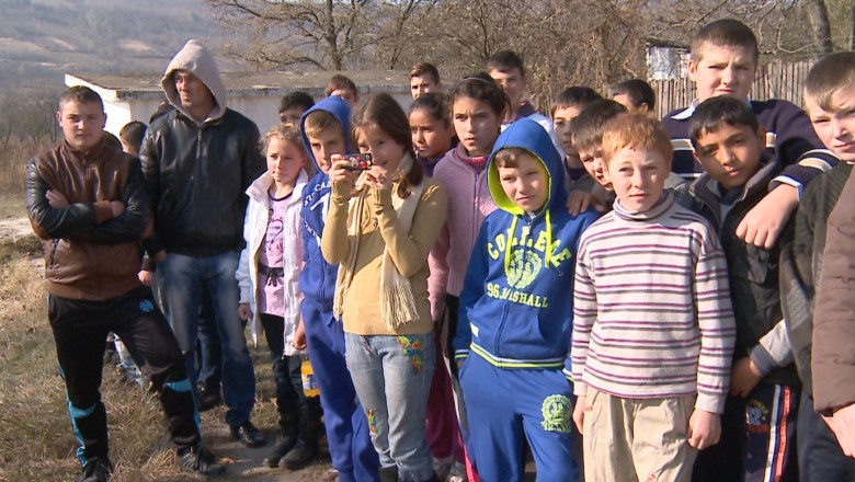 Exercitiu de toleranta. Copii romi si romani s-au jucat impreuna, fara sa tina cont de etnie Imagine