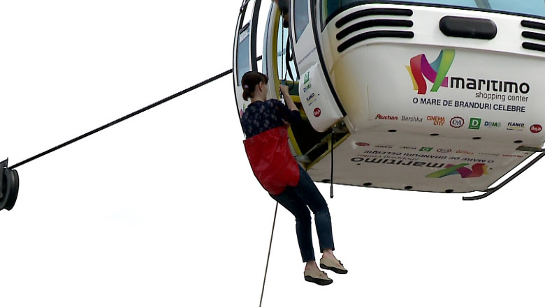 Exercitiu: turisti blocati in telegondola. Alpinistii utilitari au exersat salvarea de la inaltime, in caz de seism Imagine