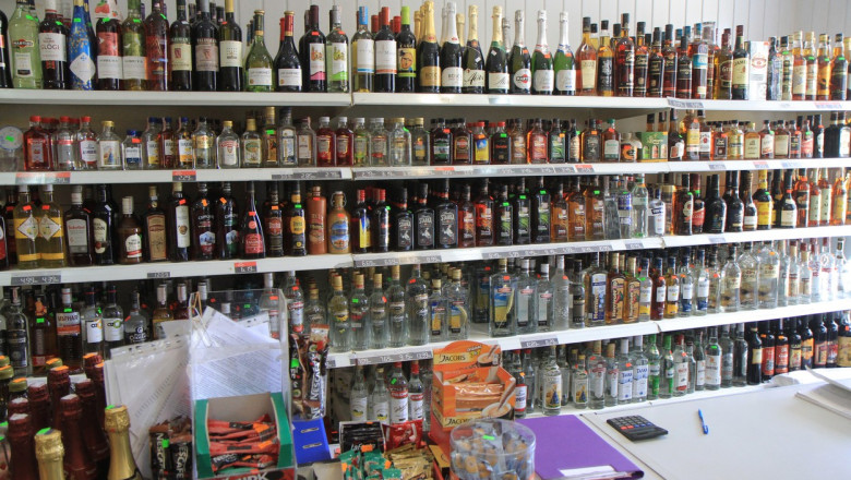 Experienta unui barbat care a vrut sa cumpere un bax ambalat de bere si a verificat sticlele inainte. Ministrul Mediului: Un caz izolat Imagine