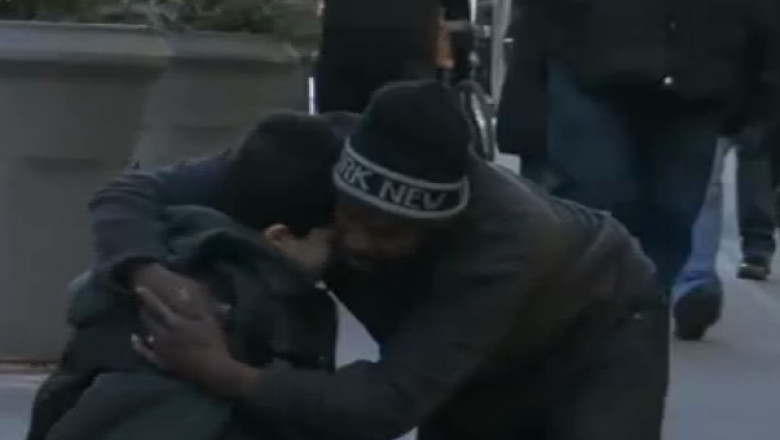 Experiment social: Copil ce tremura in frig, ajutat de un om al strazii Imagine