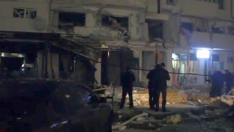 Explozie intr-un bloc din Calarasi: O femeie a murit, alte doua persoane sunt ranite grav. Un barbat care ar fi incercat sa se sinucida ar fi vinovat de explozie Imagine