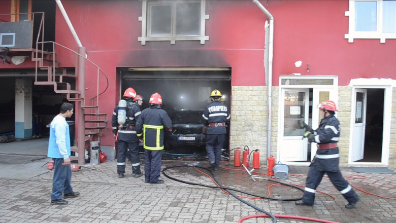 Explozie intr-un garaj din Tirgu Mures. O femeie si trei barbati au suferit arsuri la nivelul mainilor Imagine
