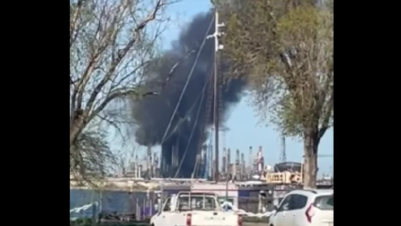 Explozie la Rafinaria Petromidia din Navodari. 20 de persoane au fost evacuate. Nu sunt victime Imagine