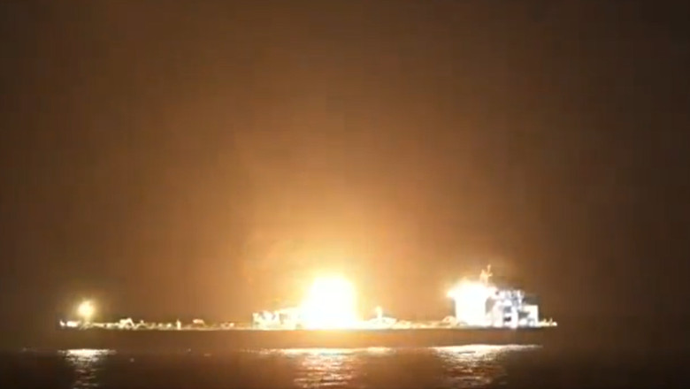 Explozie puternica in Marea Rosie. Nava atacata cu focuri de arma, grenade si drone. Echipajul a abandonat vasul cuprins de flacari Imagine