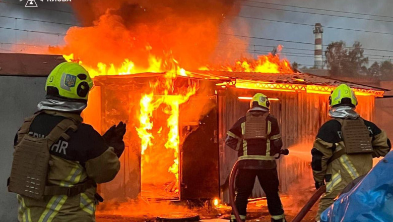 Explozii si incendii in Kiev dupa un atac cu rachete al rusilor. Masini si case au luat foc, cel putin doi raniti Imagine