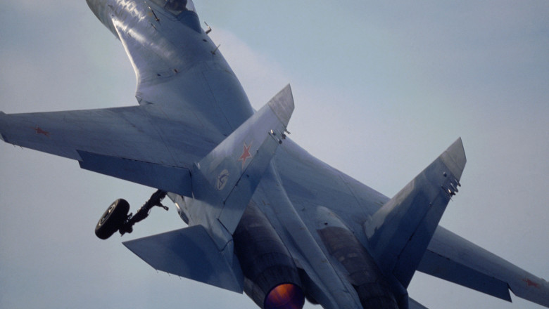 Explozii urmate de incendiu. Ucraina a confirmat distrugerea unui avion de antrenament rus Su-27UB pe aerodromul Krasnodar Imagine