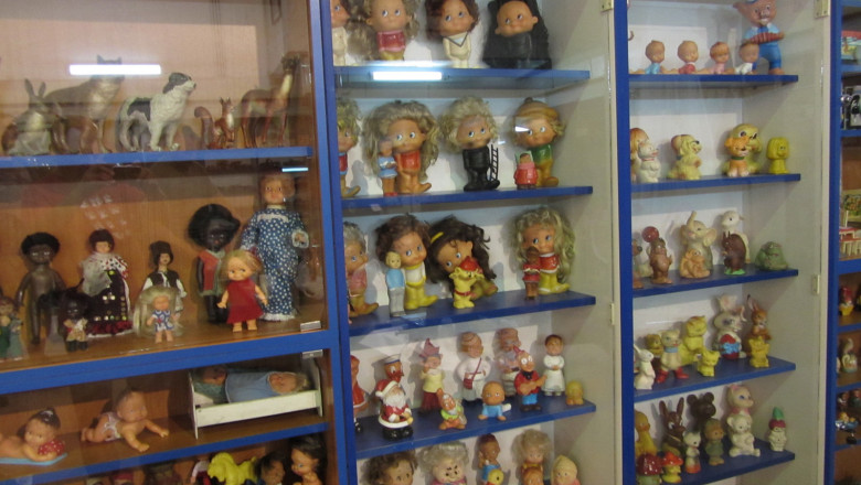 Expozitie de jucarii. Biciclete Pegas, masinute cu telecomanda si ratoiul Donald, din anii '80 Imagine