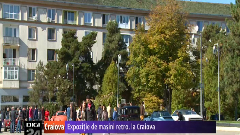Expozitie de masini de epoca pe esplanada Teatrului National din Craiova Imagine