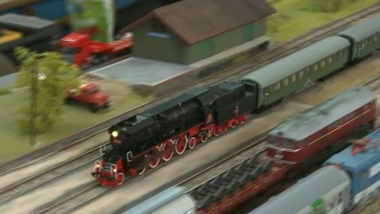 Expozitie de trenuri in miniatura. Garnituri si linii ferate din Romania si Ungaria, expuse la Oradea Imagine