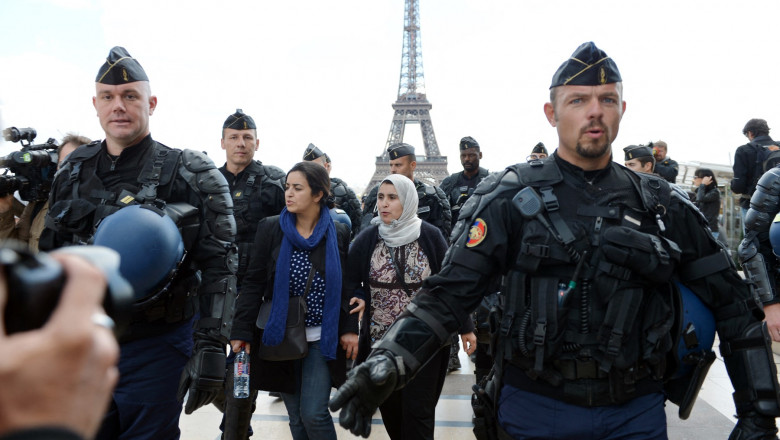 Extrema dreapta franceza promite ca va interzice purtarea valului islamic pe strada daca va castiga alegerile prezidentiale Imagine