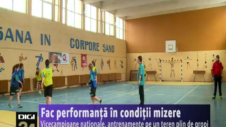 Fac performanta in conditii mizere. Fetele de la echipa de fotbal feminin a Liceului Tehnologic din Alexandria, vicecampioane nationale   Imagine