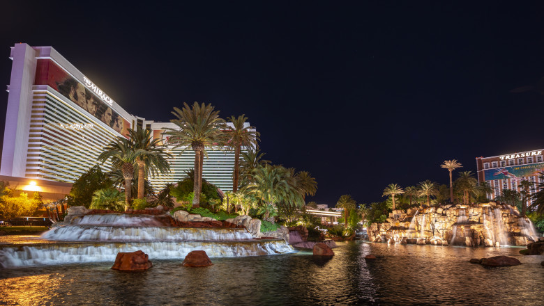 Faimosul Hotel The Mirage din Las Vegas s-a inchis. In locul lui se va ridica tot un hotel de lux, in forma de chitara Imagine
