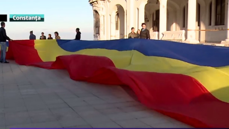 Faleza tricolora. Un steag de 150 de metri a fost desfasurat pe faleza Cazinoului Imagine